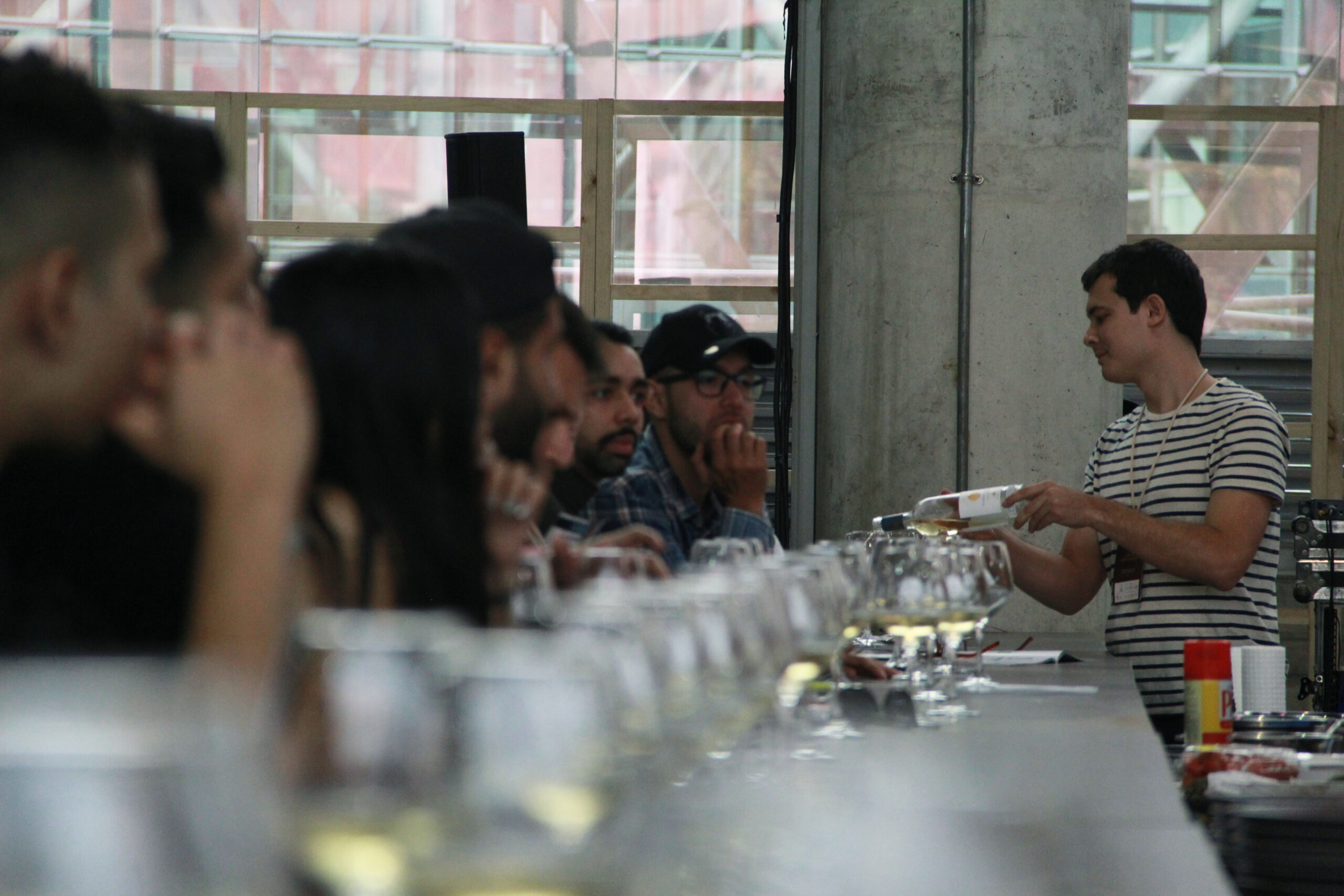 bar-tender-sirviendo-vino