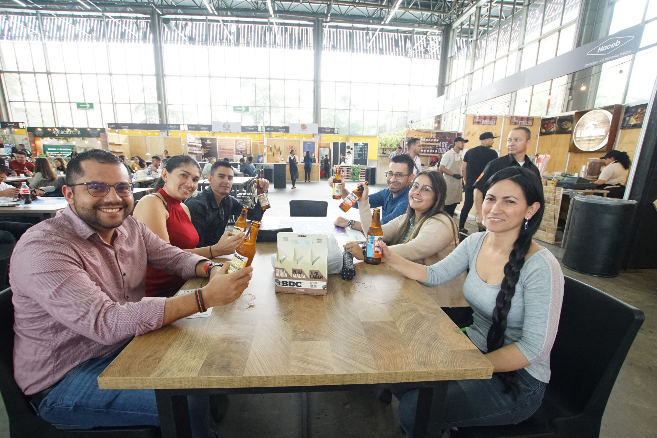 personas-en-una-mesa